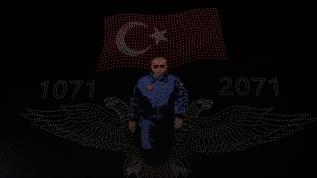 25 yıllık gurur gökyüzüne yansıdı: Binlerce dronla muazzam gösteri