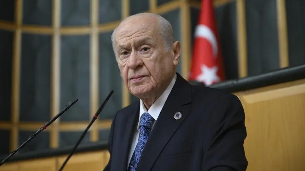 Bahçeli'den AK Parti'ye jest: Karanfillerle işlenmiş "25" yazılı özel çelenk