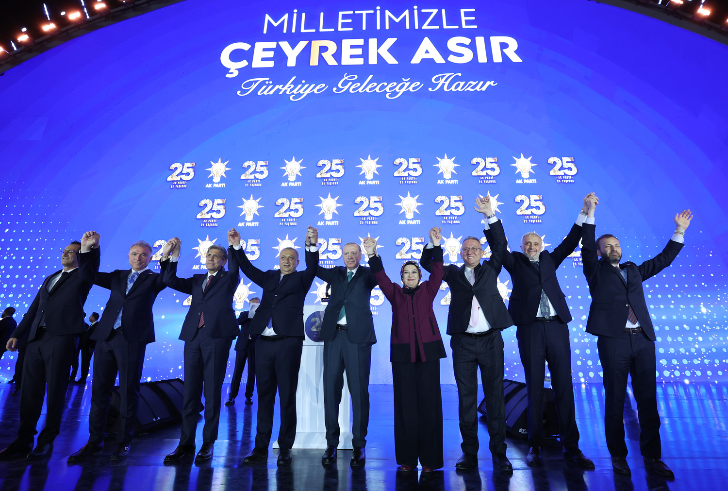 Rozetlerini Cumhurbaşkanı Erdoğan taktı: 3 milletvekili, 7 belediye başkanı AK Parti'ye katıldı