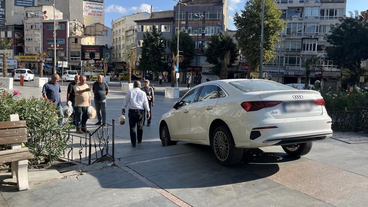 Yolu karıştıran sürücü merdivenlerde asılı kaldı