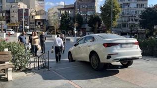 Yolu karıştıran sürücü merdivenlerde asılı kaldı