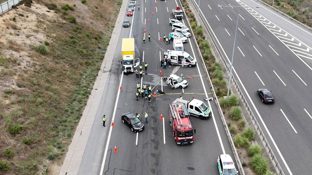 Kuzey Marmara Otoyolu'nda feci kaza! Kamyon ile otomobil çarpıştı: 2 ölü, 5 yaralı