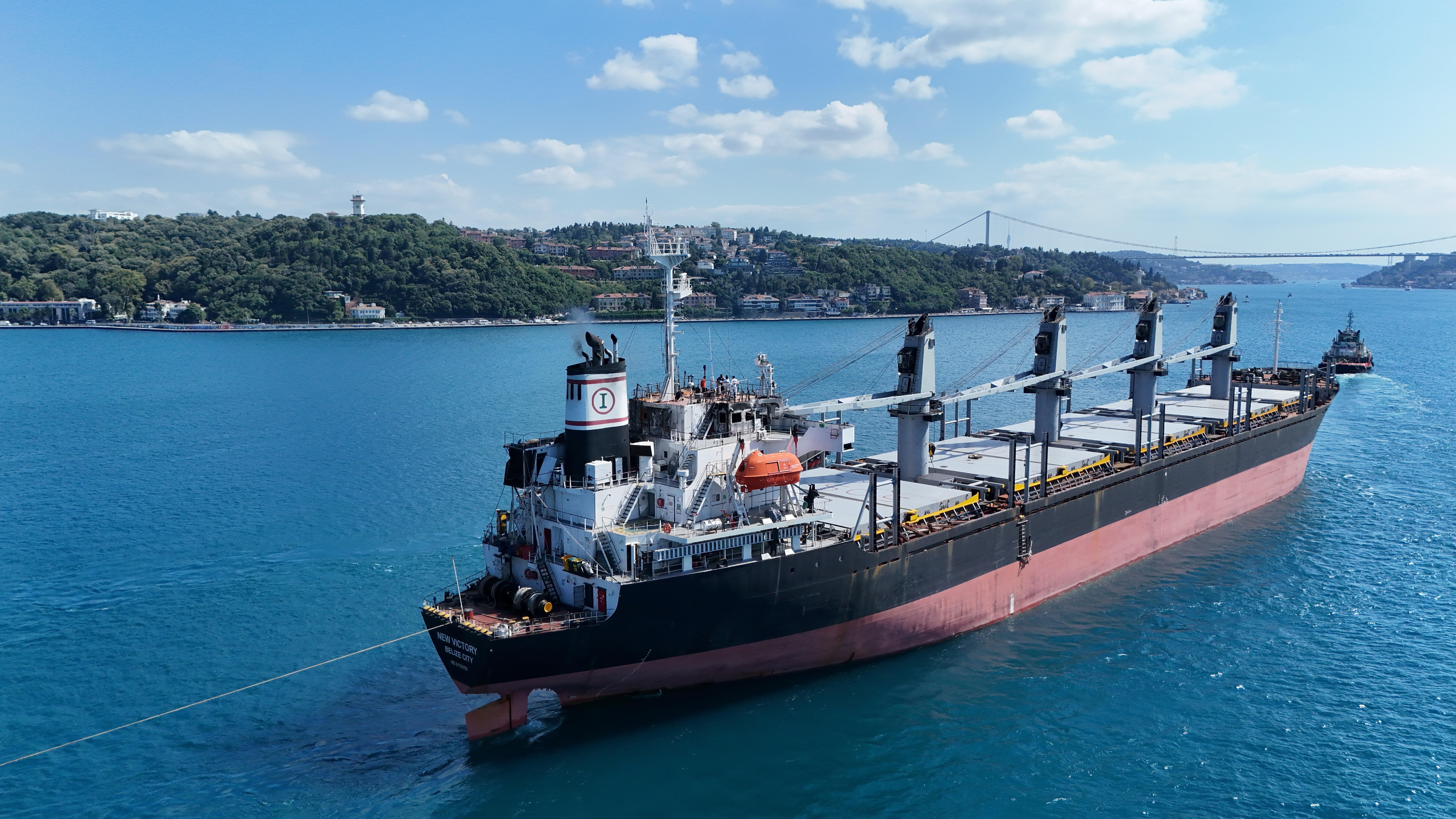 İHA saldırısına uğrayan gemi İstanbul'da... Boğaz trafiği çift yönlü durduruldu