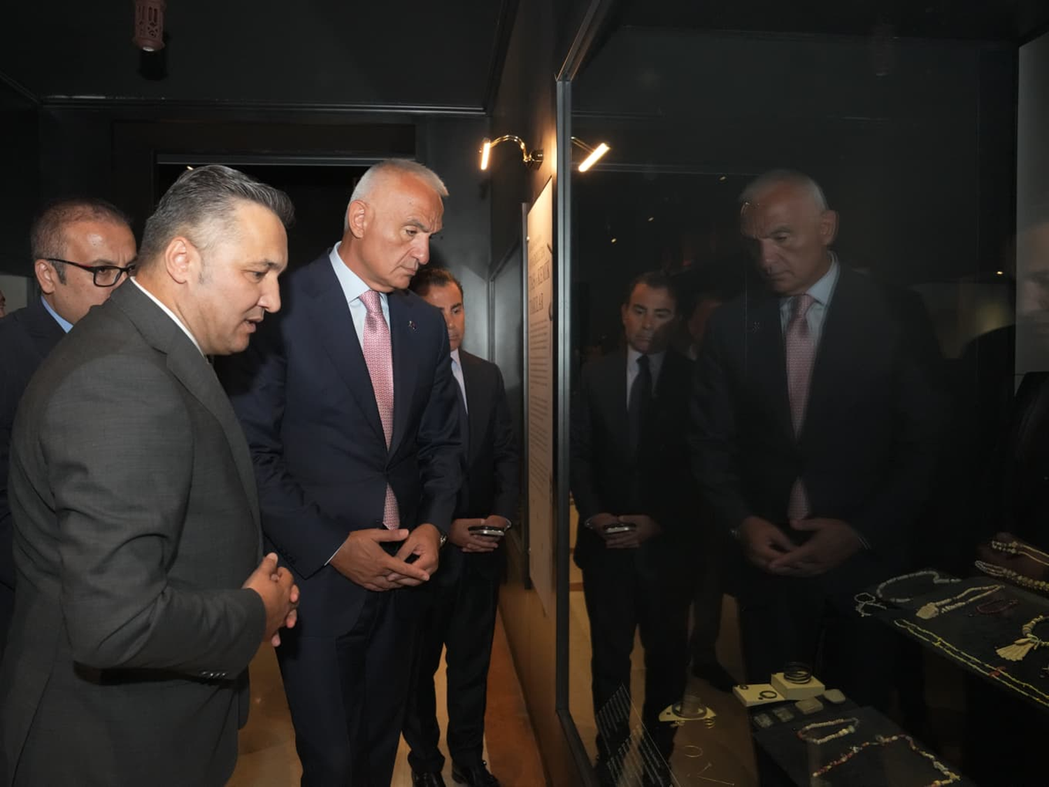 Bakan Ersoy, Etnografya Müzesi'nde "Elde Vefa Gözde Zarafet Takı Sanatı" sergisini ziyaret etti