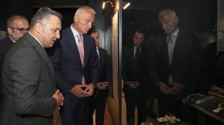 Bakan Ersoy, Etnografya Müzesi'nde "Elde Vefa Gözde Zarafet Takı Sanatı" sergisini ziyaret etti