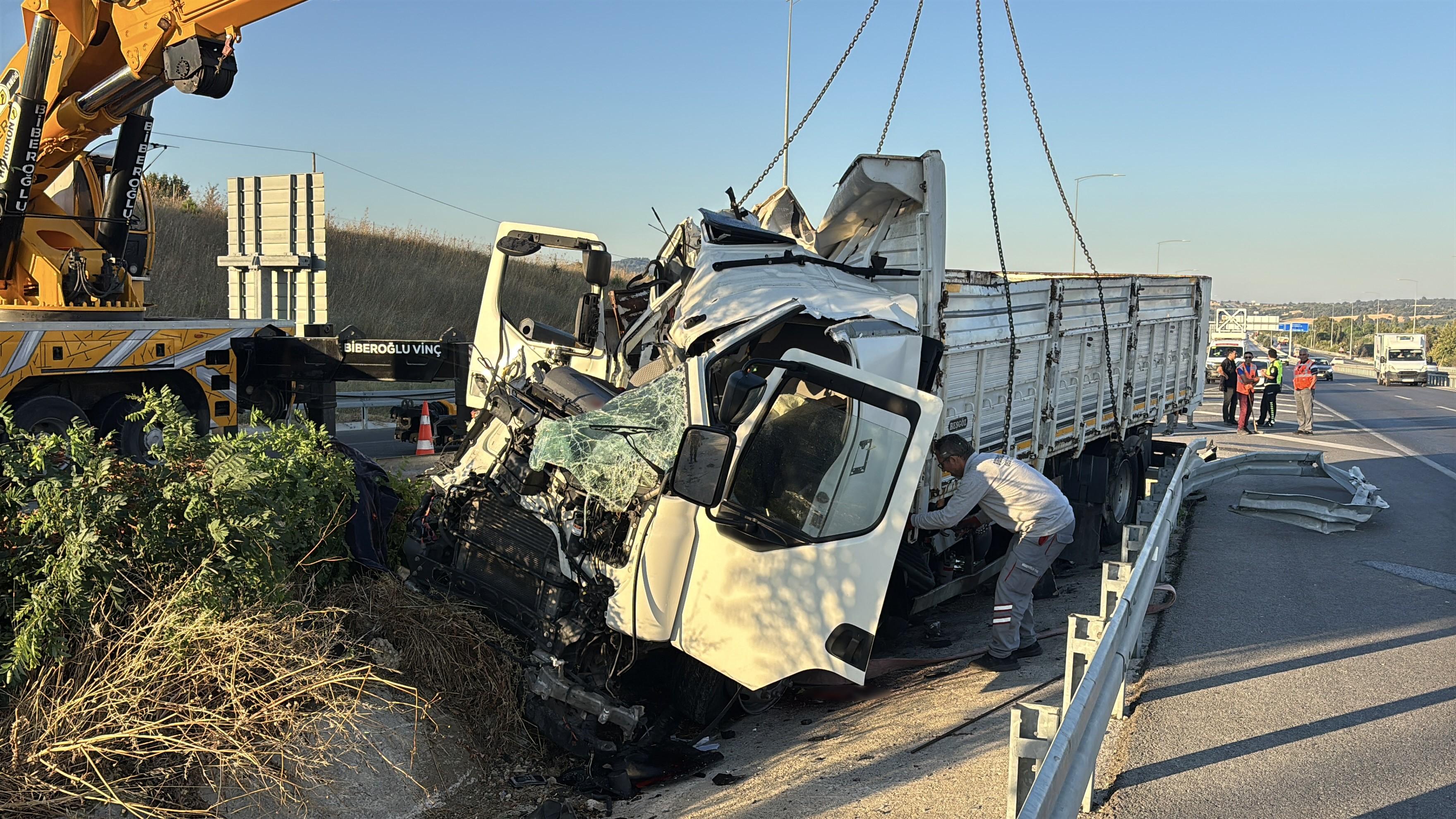 Çanakkale'de kamyon bariyerlere ok gibi sağlandı: 2 ölü