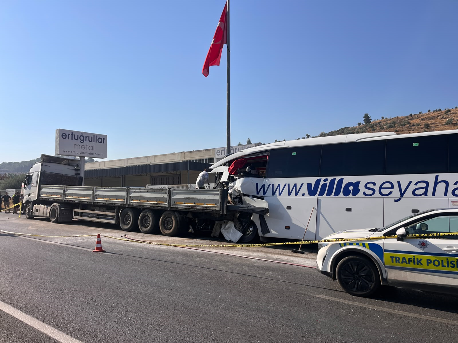 Muğla Milas'ta yolcu otobüsü ile tır çarpıştı: 2 ölü, 18 yaralı