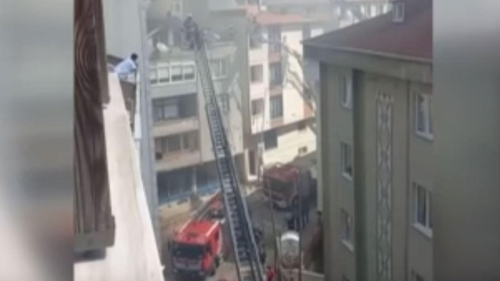 Kağıthane'de 3 katlı binanın çatı katı alevlere teslim oldu
