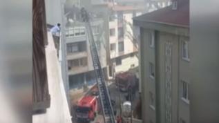 Kağıthane'de 3 katlı binanın çatı katı alevlere teslim oldu