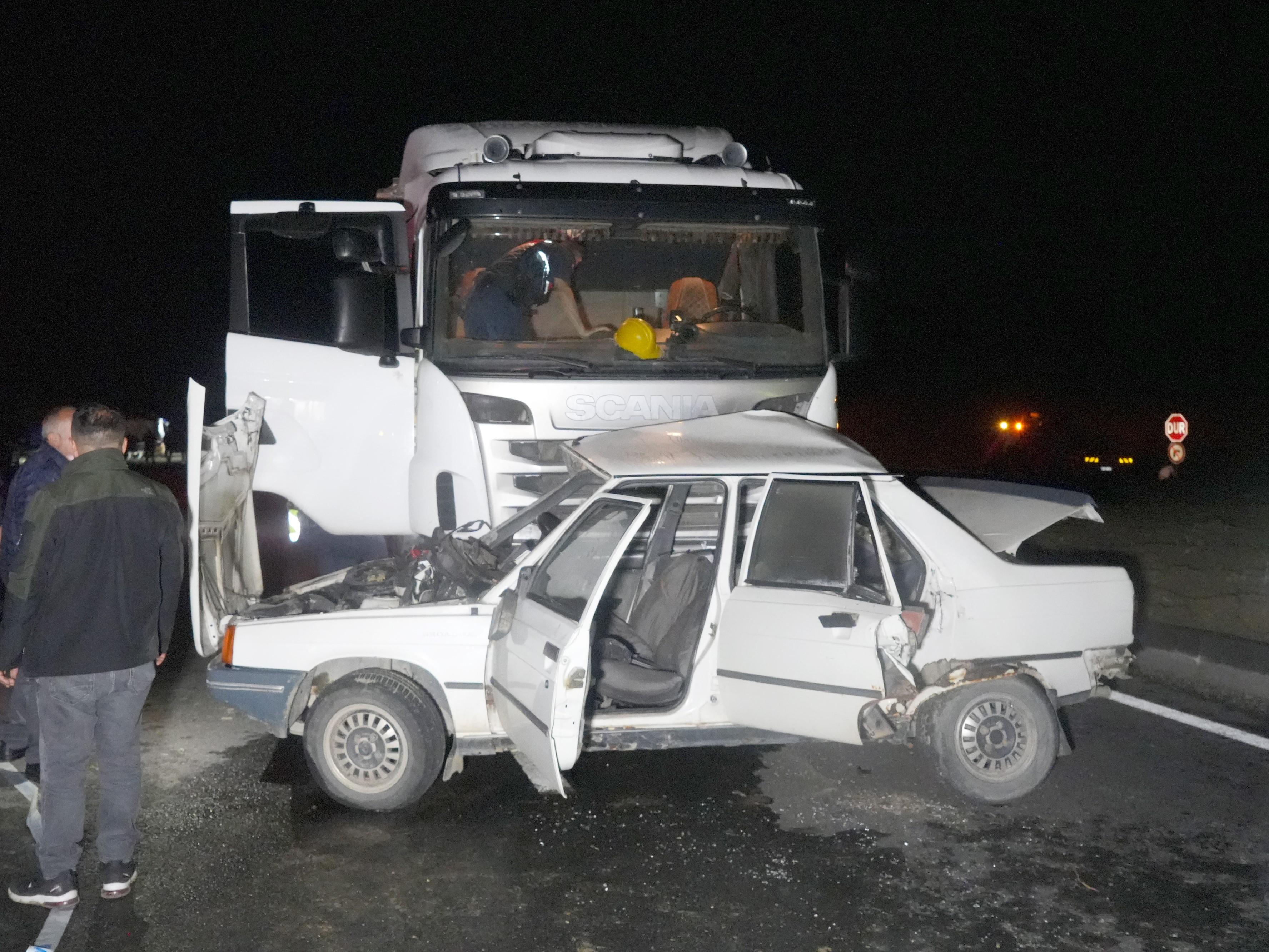 Kastamonu Taşköprü'de tır ve otomobil çarpıştı: Sürücü ve eşi hayatını kaybetti