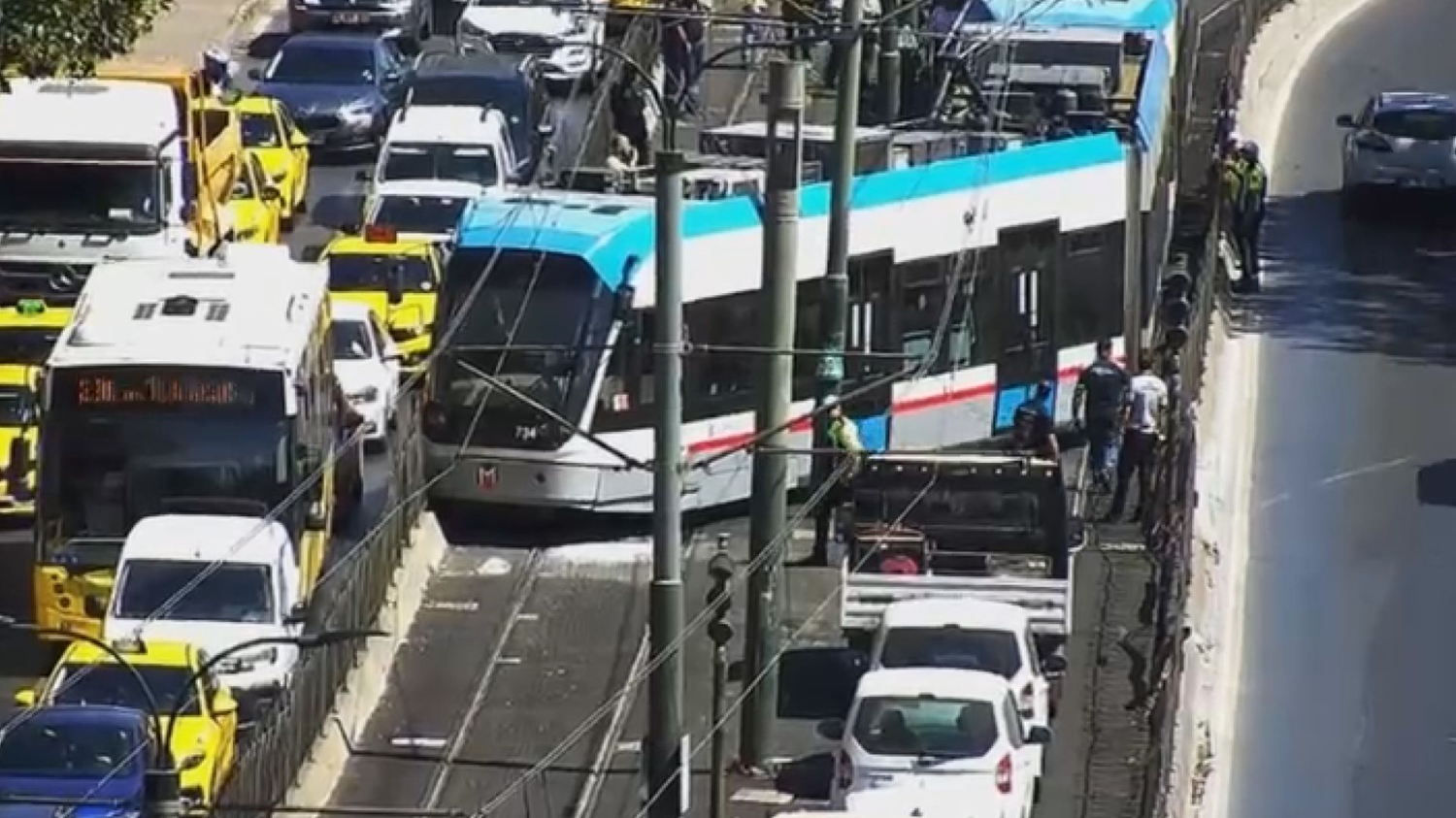 İstanbul Beyoğlu'nda tramvay raydan çıktı