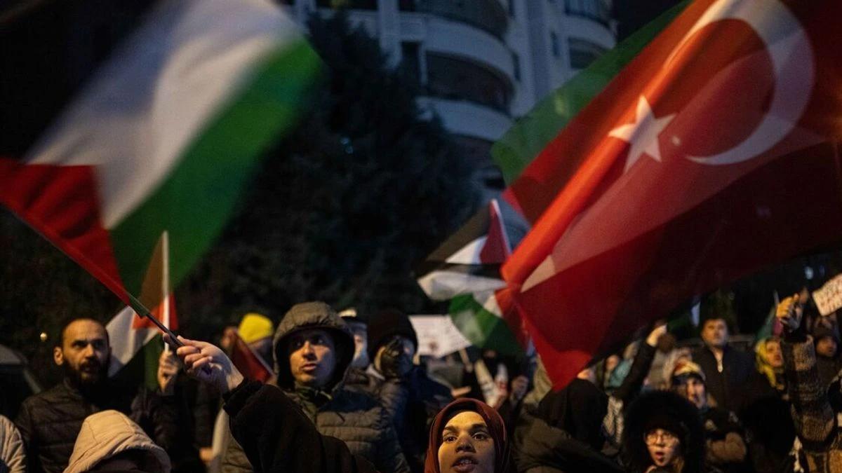 "Sözde barış, özde katliam": ABD Büyükelçiliği önünde kuklalı Siyonizm tepkisi