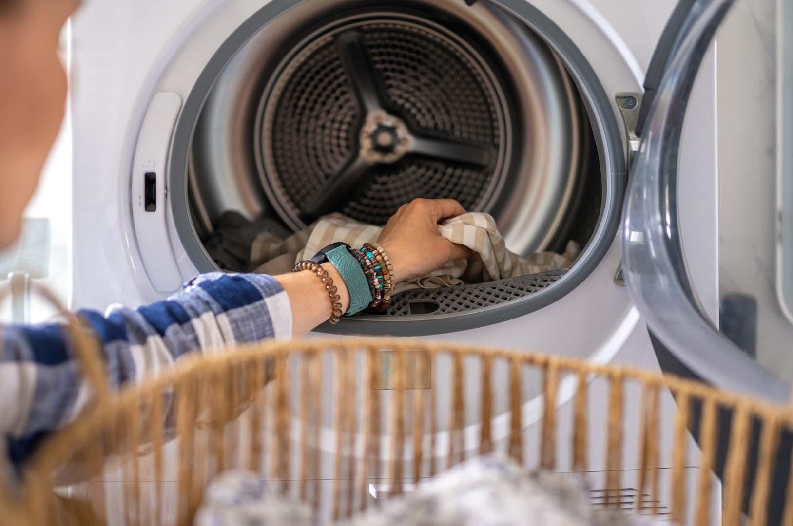 Çamaşır makinesine alüminyum folyo koymak gerçekten işe yarıyor mu?