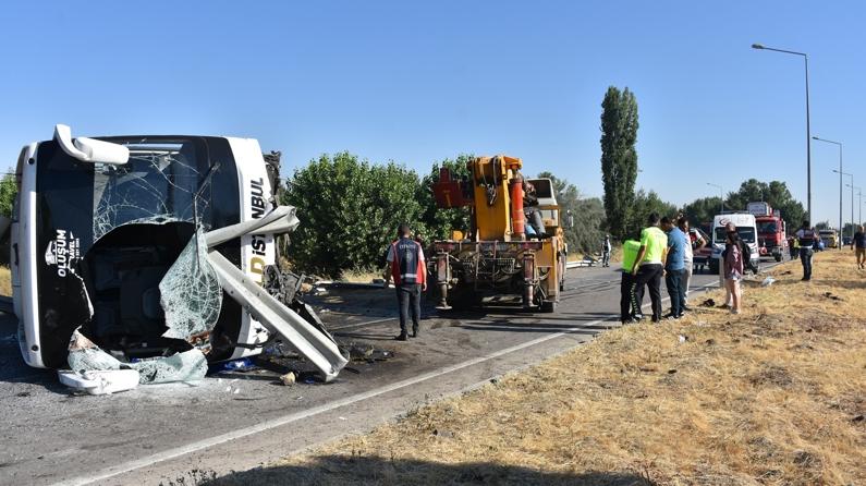 Afyon'da kontrolden çıkan yolcu otobüsü devrildi: Yaralılar var