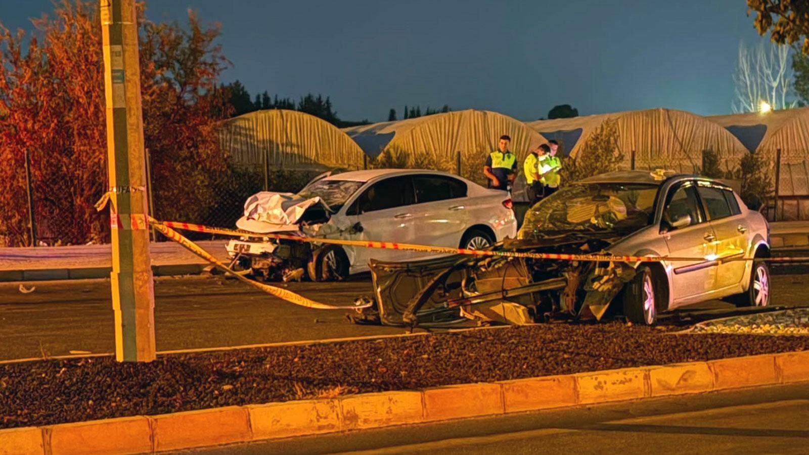 Antalya'da iki otomobil çarpıştı: 2 ölü, 3 yaralı