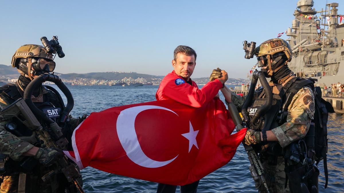 Bayraktar'dan Mavi Vatan'ın muhafızlarına tebrik: Bükülmez bileklerinize selam olsun