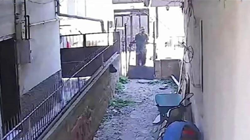 Güpegündüz kapıyı söktü! Hurdacının  pes dedirten cesareti