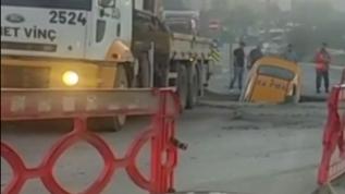 İSKİ çukuruna taksi düştü! Sürücü faciadan döndü