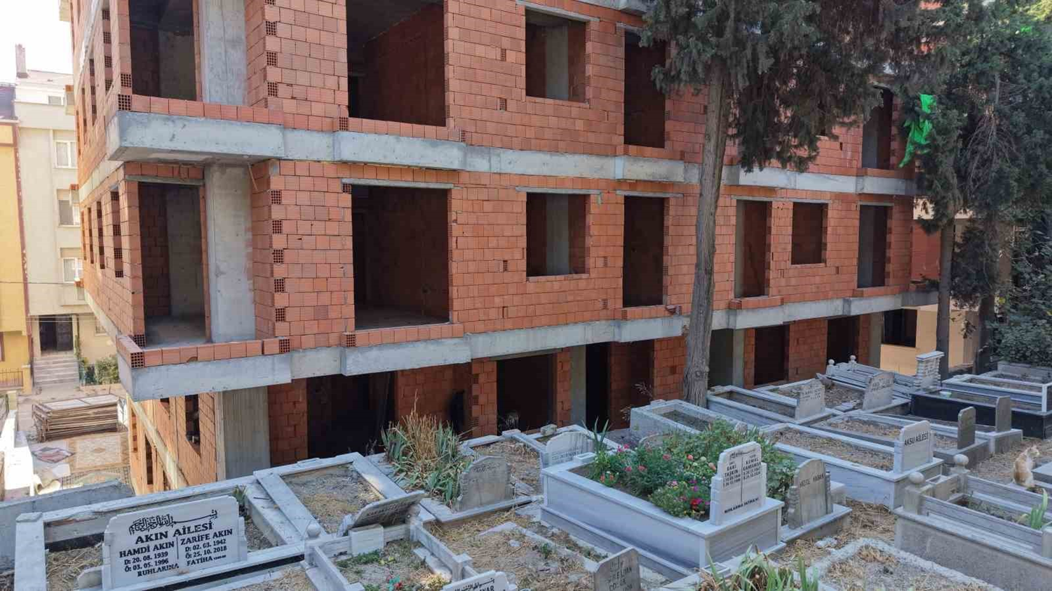 Mezarlık manzaralı sıfır daireler ilginç görüntüler oluşturdu