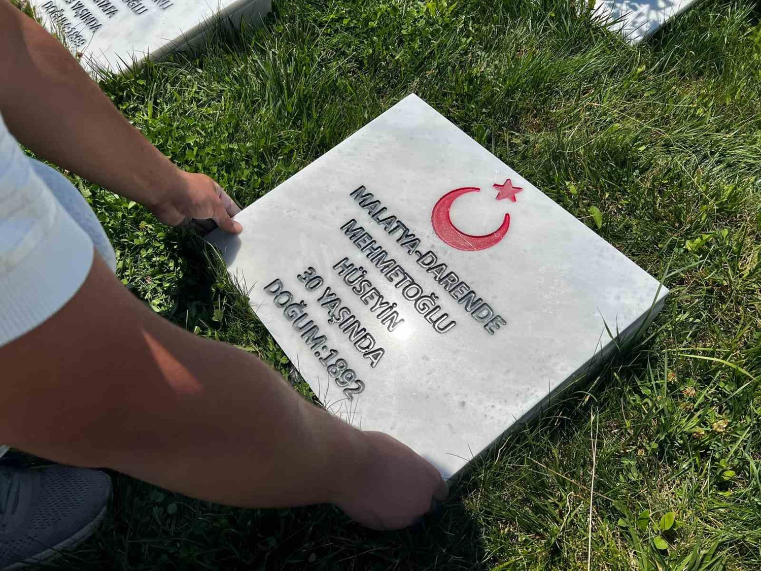 Öğrenciler 510 şehit mezarının taşını okul atölyesinde yapıp mezarları yenilediler