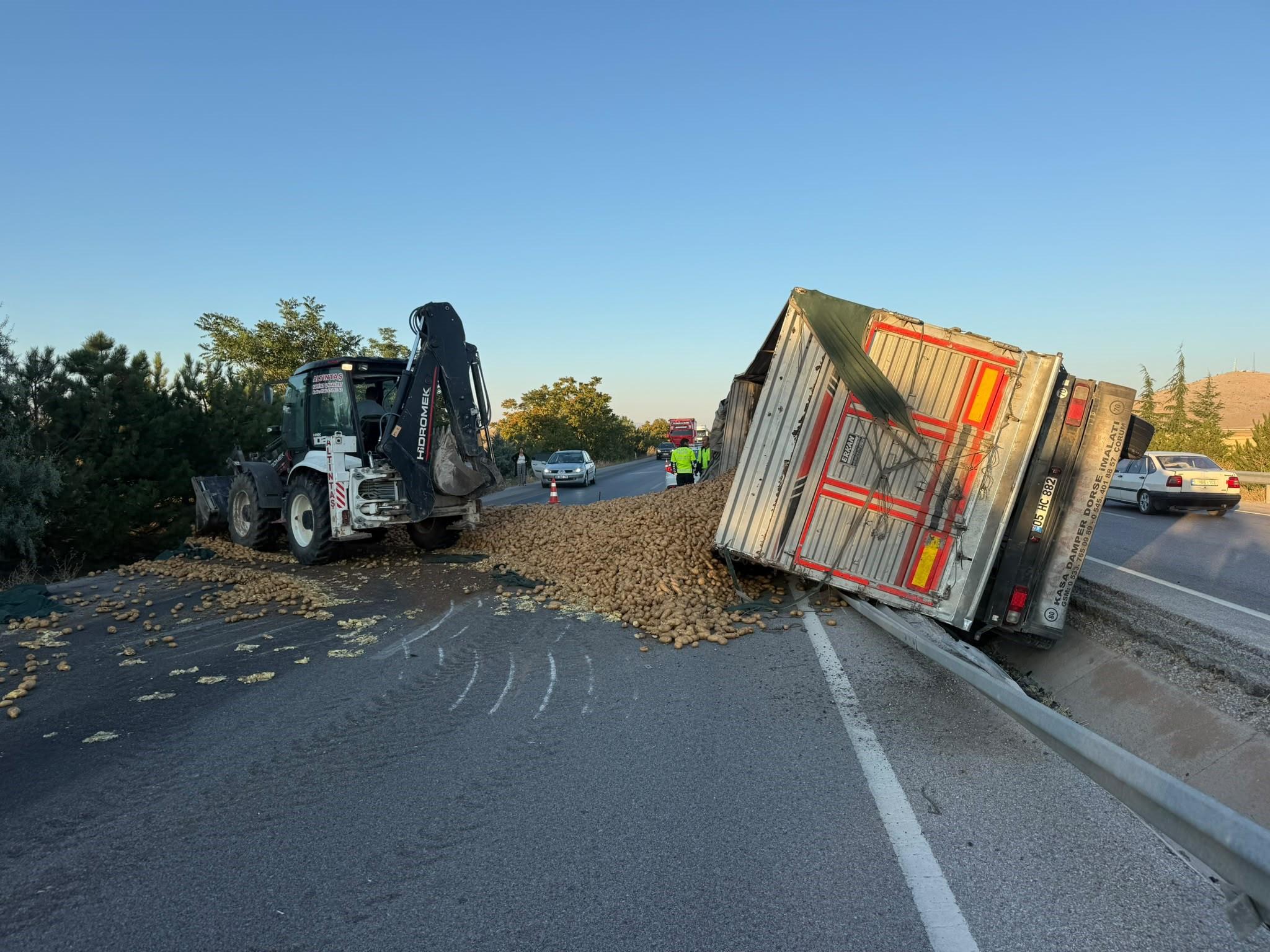 Afyonkarahisar'da trafik kazası! 30 ton patates ziyan oldu