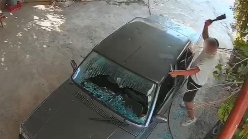 Kadına ait otomobile satır ve bıçakla zarar verdi: O anlar kamerada
