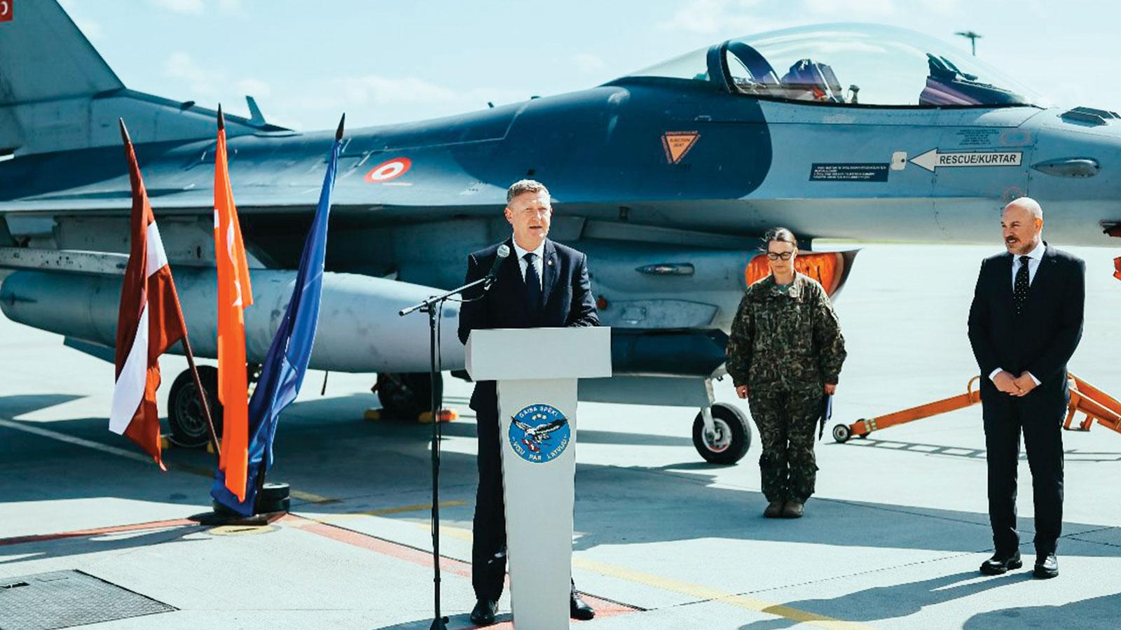 Letonya'da Türk F-16'larına coşkulu karşılama