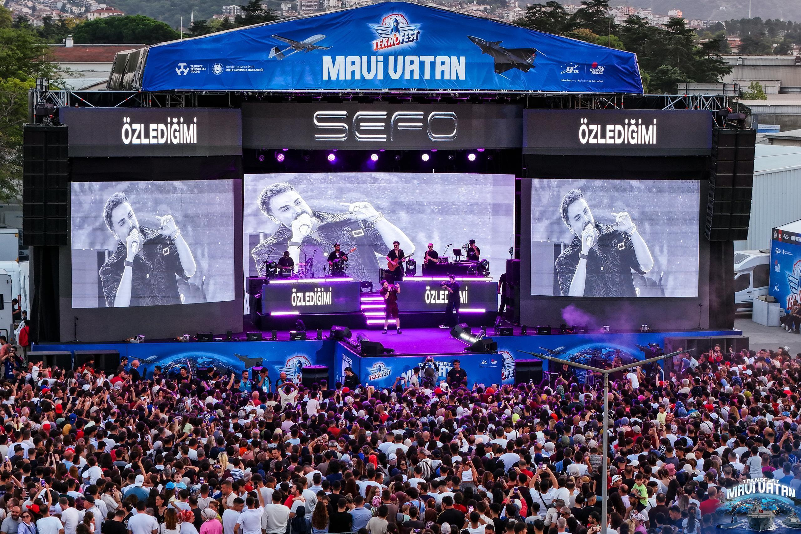 TEKNOFEST Mavi Vatan etkinliğinde şarkıcı Sefo sahne aldı