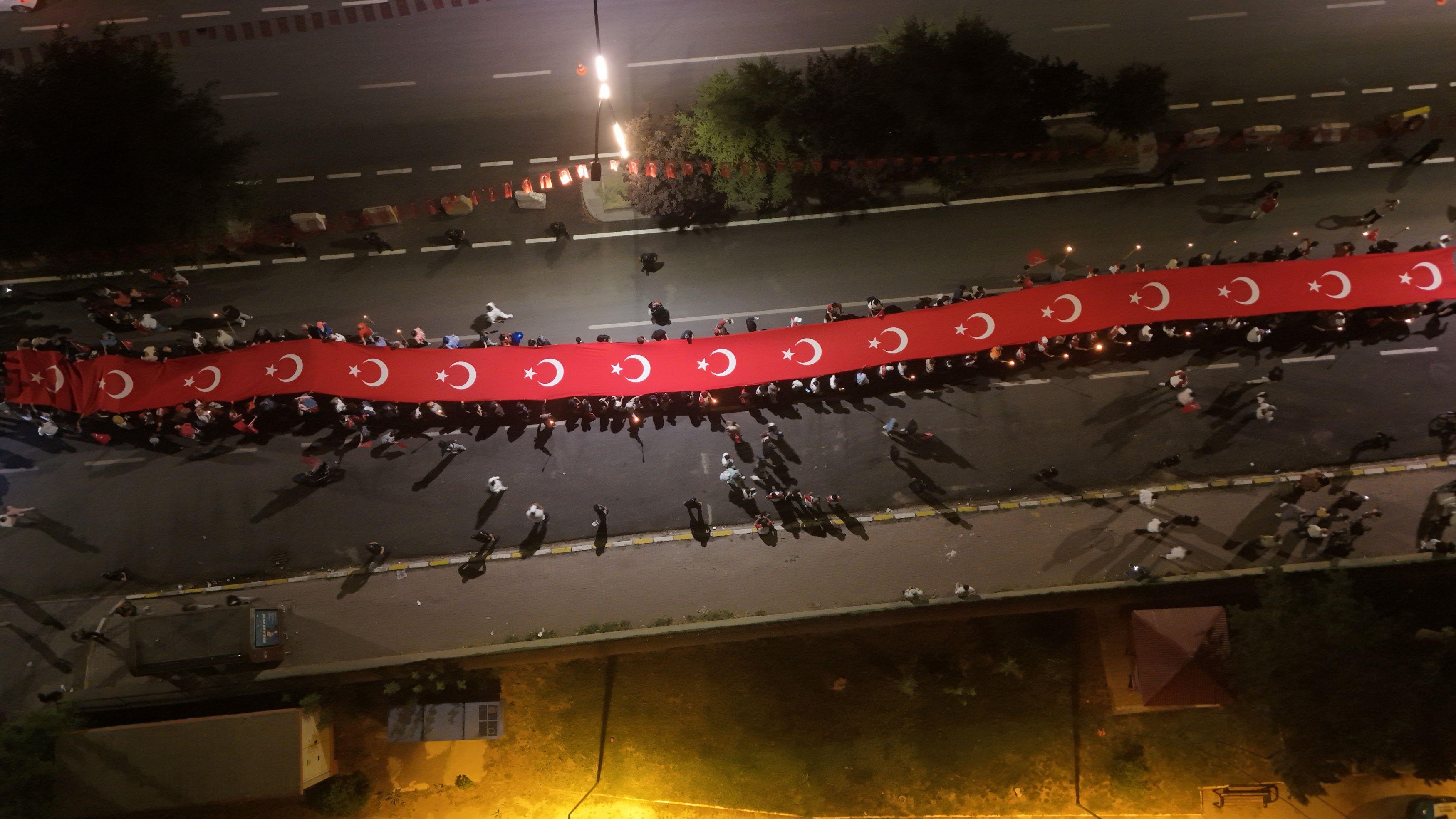 Ahlat'ta Malazgirt Zaferi'nin 955. yılı dolayısıyla fener alayı ve bayrak yürüyüşü yapıldı