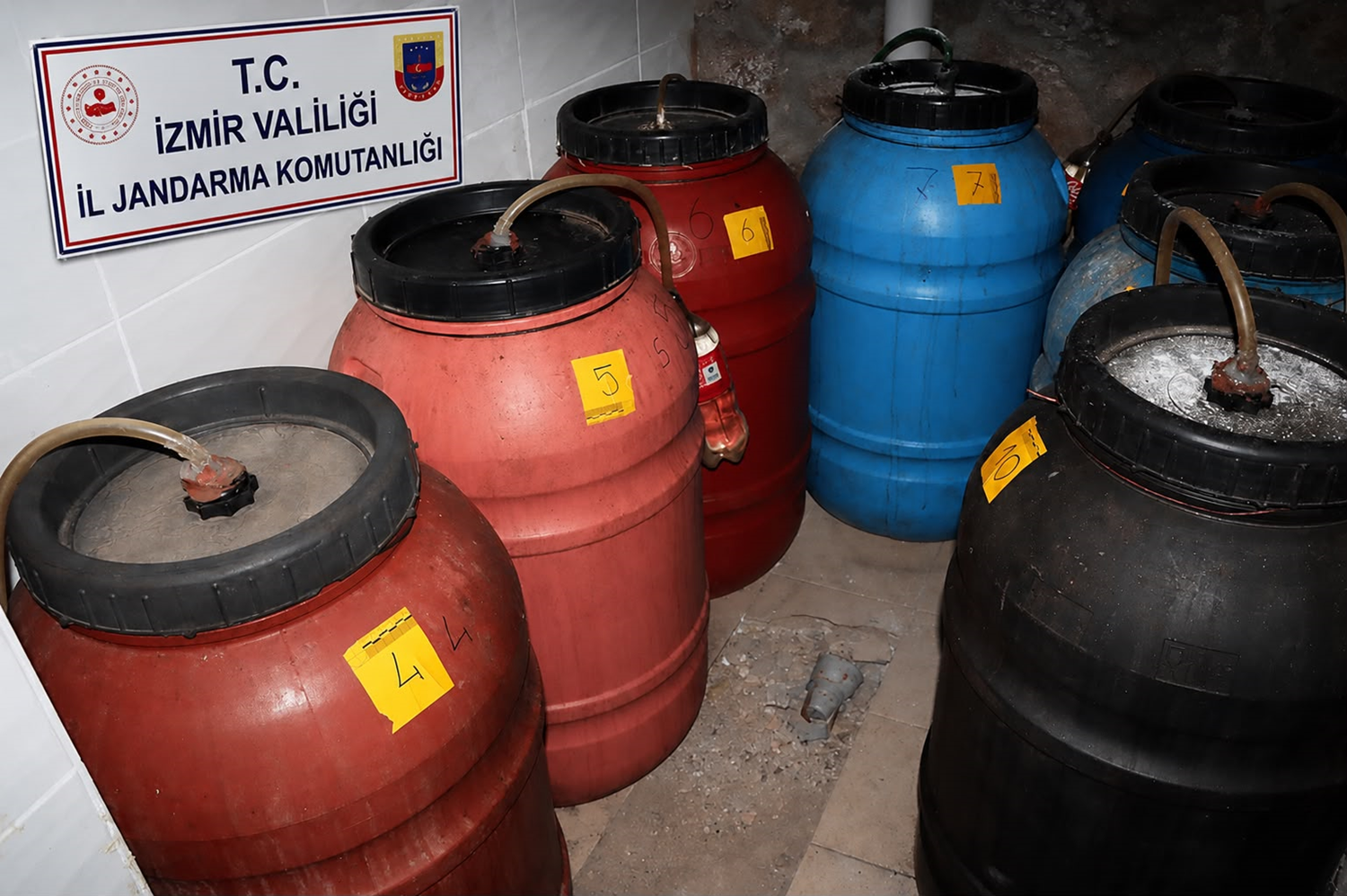İzmir'de 2 bin 200 litre sahte alkol ele geçirildi