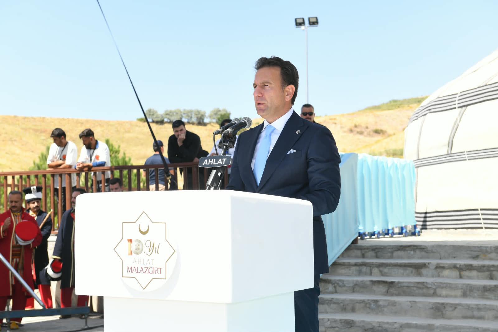 Okçular Vakfı Başkanı Topbaş: Bu topraklarda attığımız her adım bize tarihimizi hatırlatıyor
