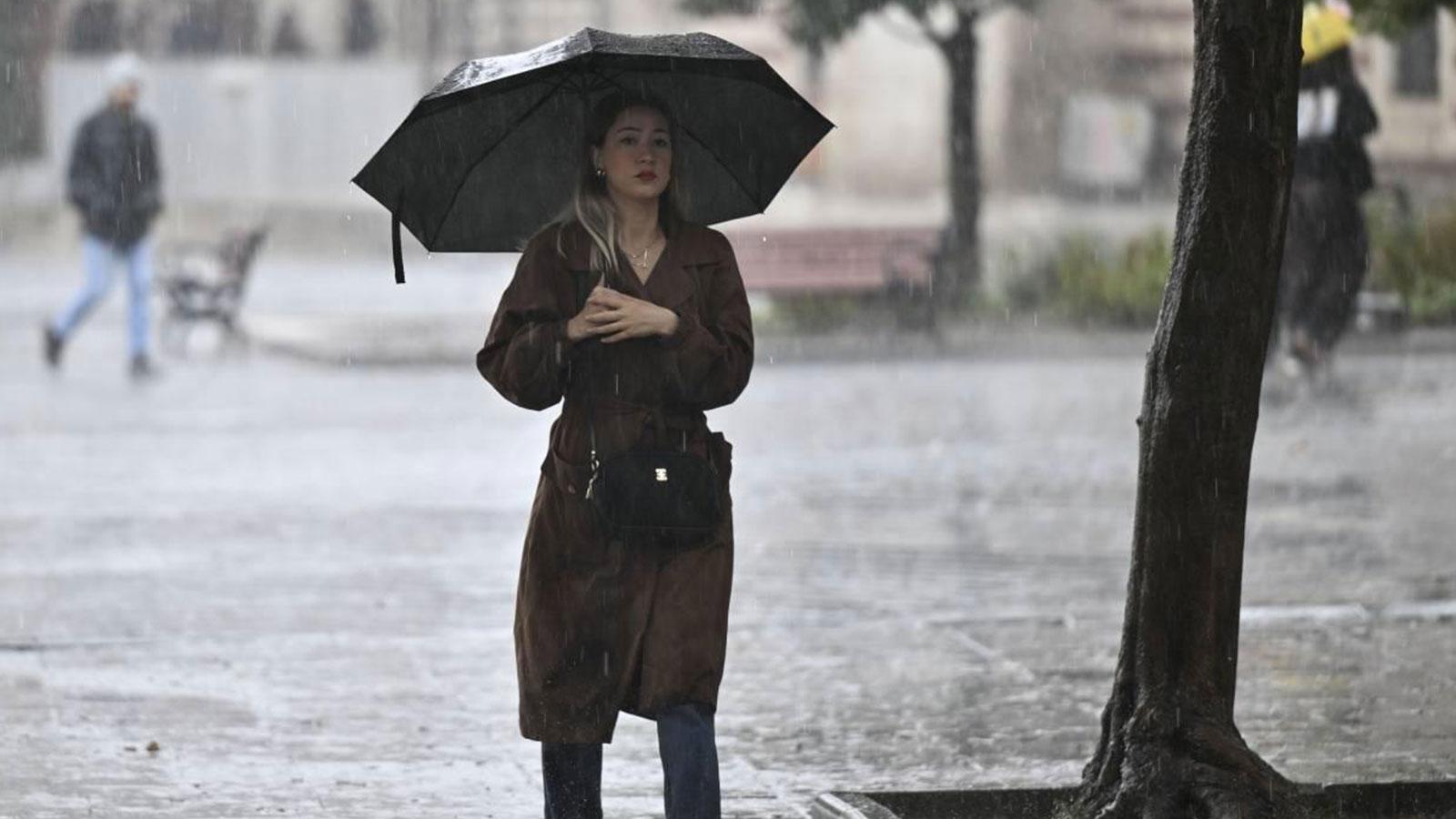 Fransa'da 23 vilayette şiddetli rüzgarlar nedeniyle turuncu alarm verildi
