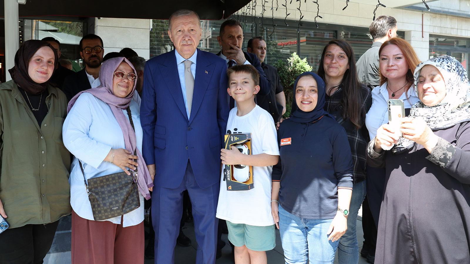 İstanbul'da sürpriz ziyaret! Cumhurbaşkanı Erdoğan vatandaşlarla sohbet etti