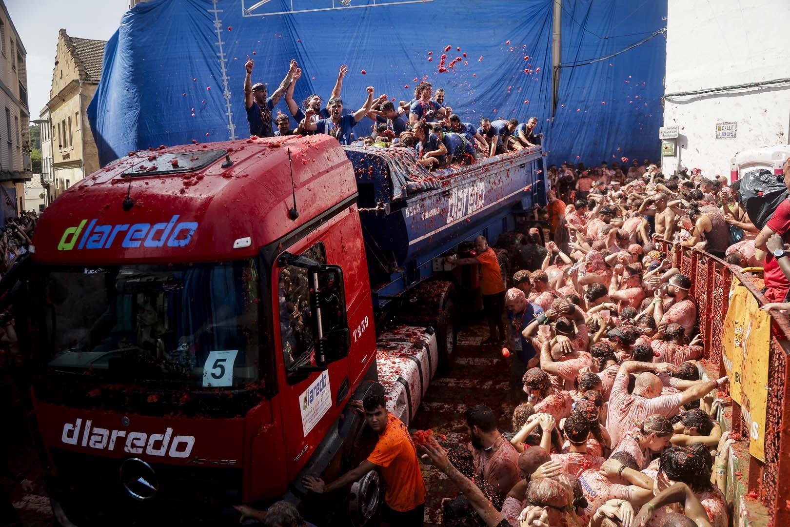 La Tomatina'da renkli görüntüler! Binlerce kişi dev domates savaşına katıldı