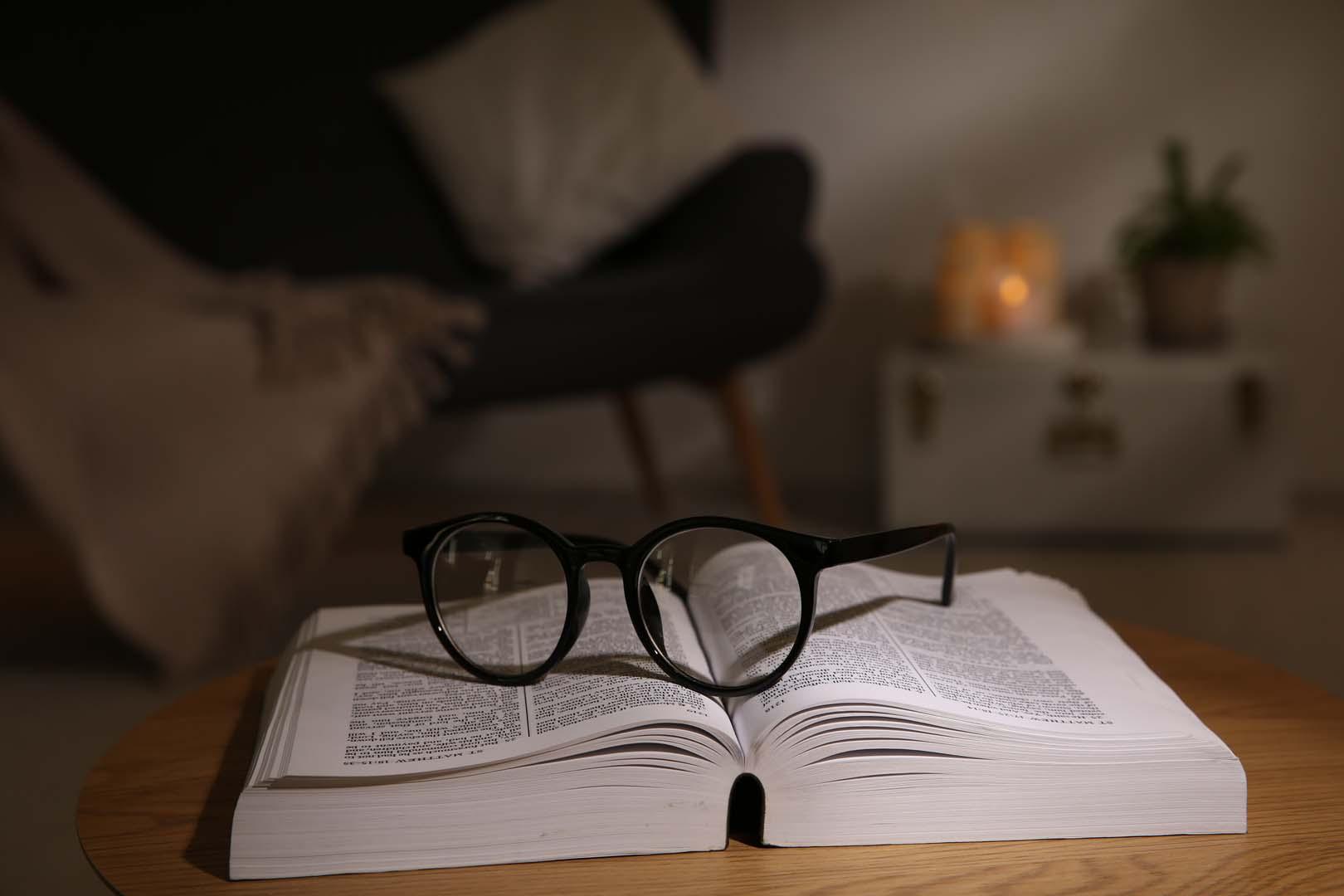 Akşam okuması uykuya geçişi kolaylaştırabilir! Ancak her kitap uygun değil