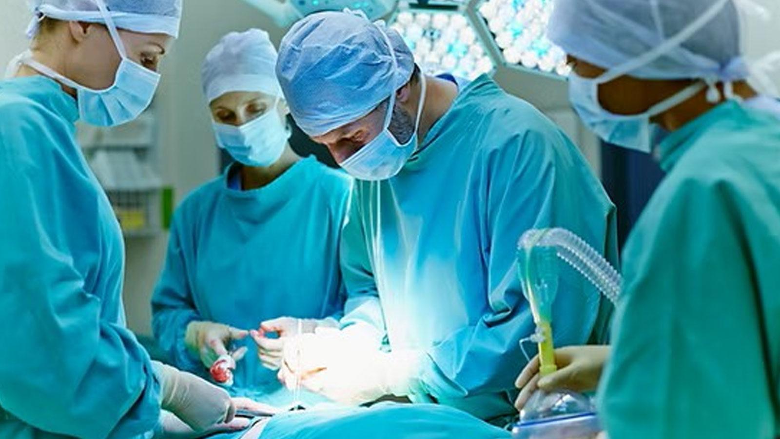 Manisa'da hastalardan ameliyat için para aldığı iddia edilen doktor tutuklandı