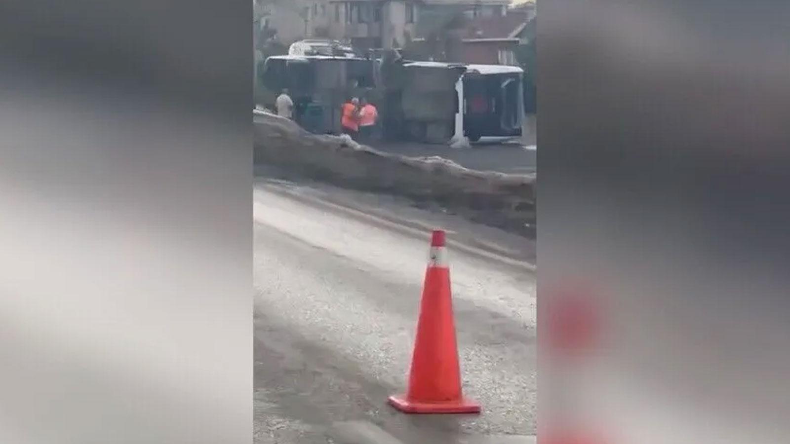 Büyükçekmece'de servis devrildi: Yaralılar var