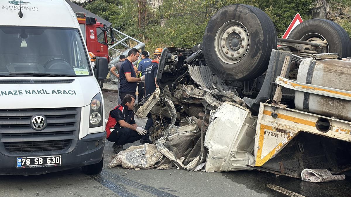 Karabük-Bartın yolunda katliam gibi kaza: 2 kişi olay yerinde can verdi