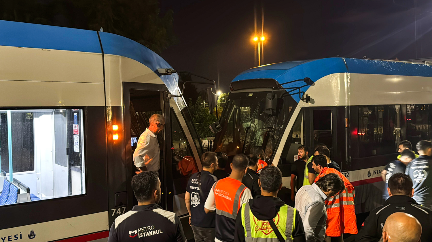 Zeytinburnu'nda kafa kafaya çarpışan tramvaylar kaza alanından kaldırıldı