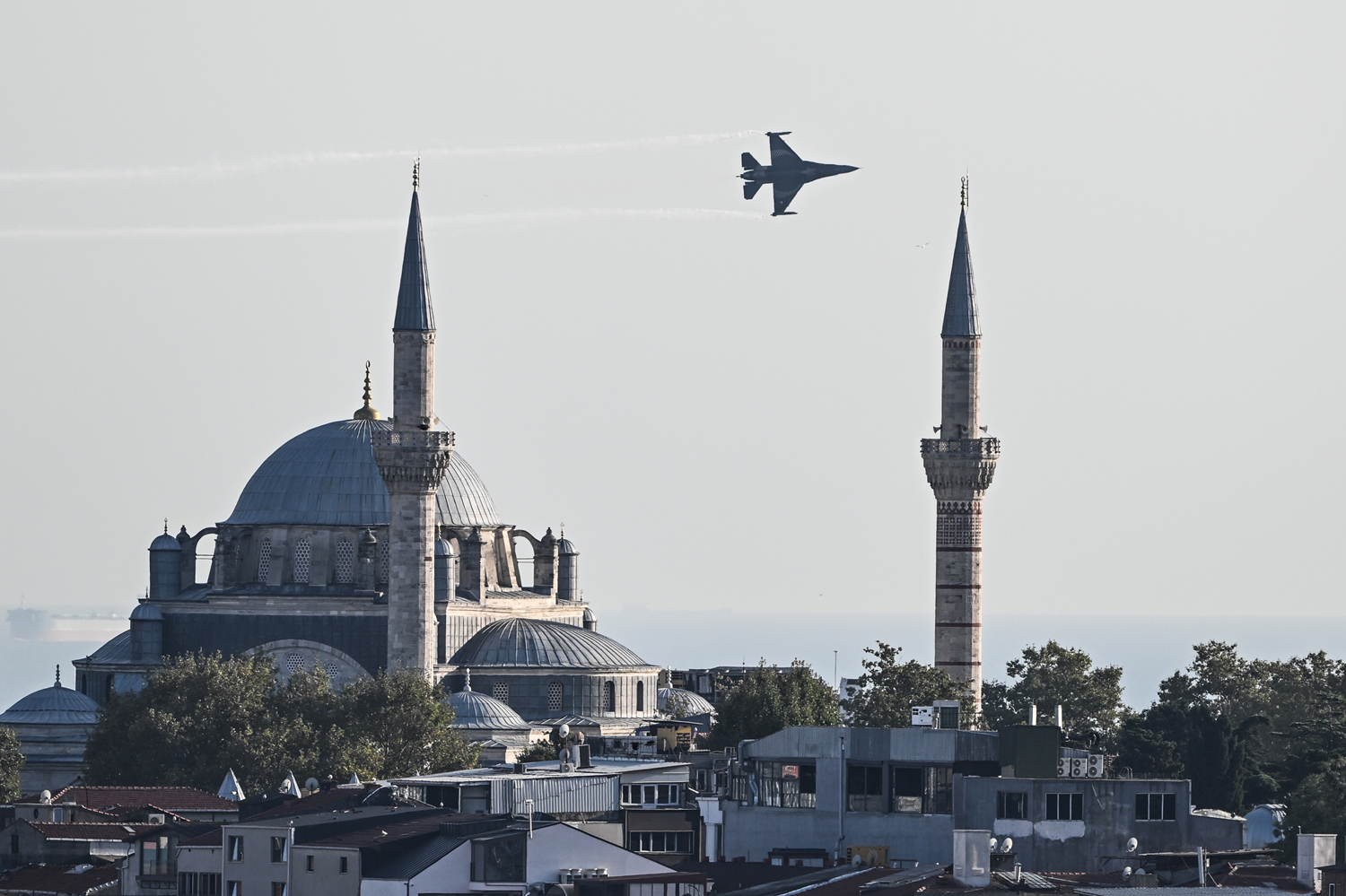 30 Ağustos coşkusu gökyüzünde... SOLOTÜRK İstanbul semalarında nefes kesti