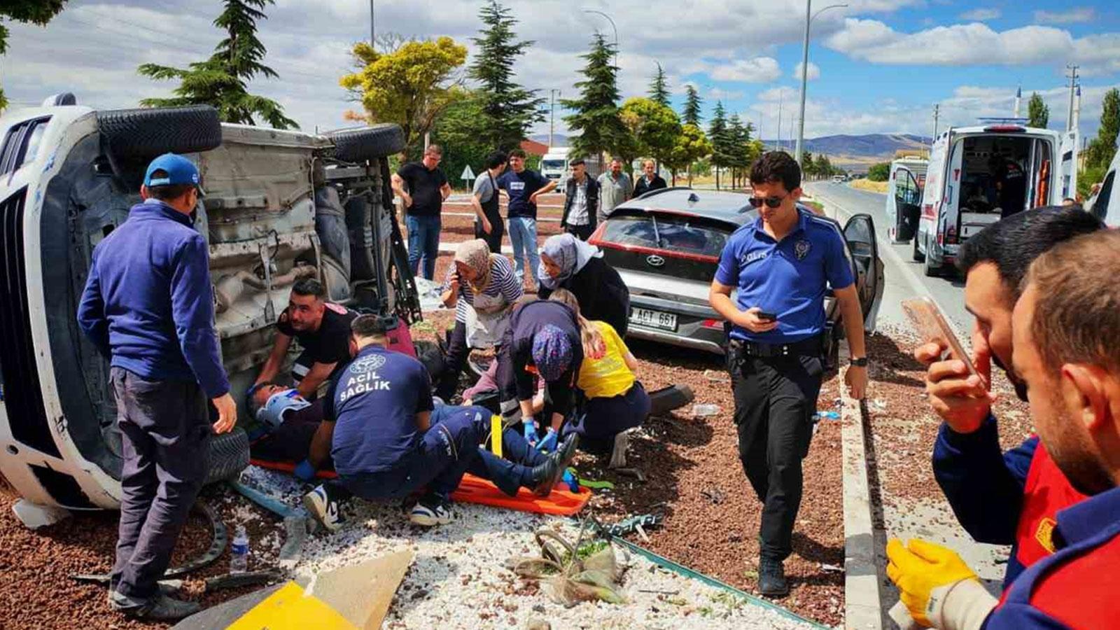 Afyonkarahisar'da otomobil çarpışması: 7 yaralı