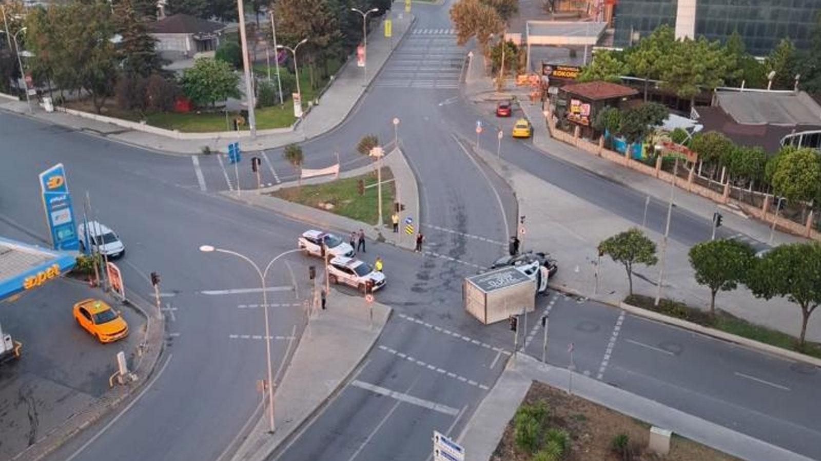 Beylikdüzü'nde otomobil kamyonla çarpıştı, 2 yaralı