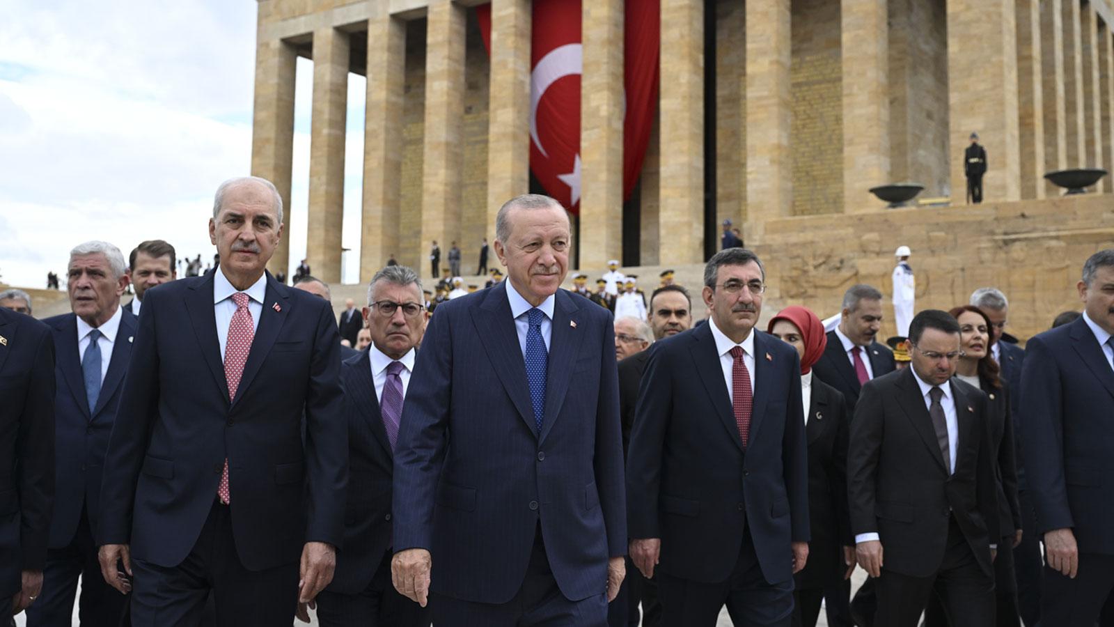Cumhurbaşkanı Erdoğan Anıtkabir'den seslendi: Ülkemizi hedef alanlara müsaade etmeyiz