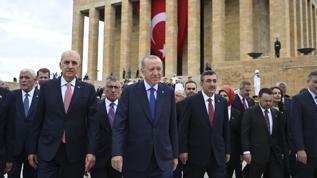Cumhurbaşkanı Erdoğan Anıtkabir'den seslendi: Ülkemizi hedef alanlara müsaade etmeyiz