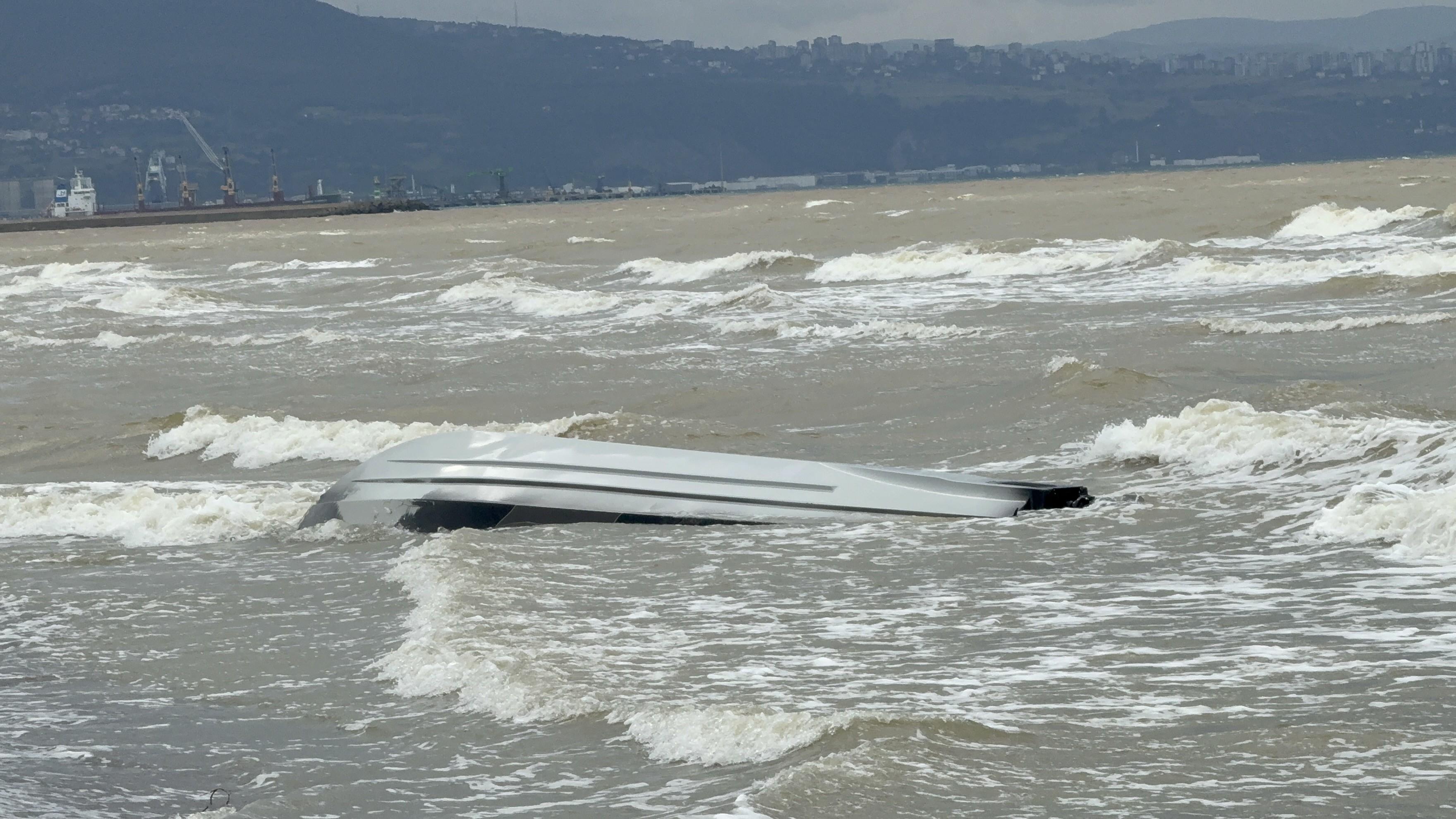 Samsun'da sahile vurmuş insansız deniz aracı bulundu
