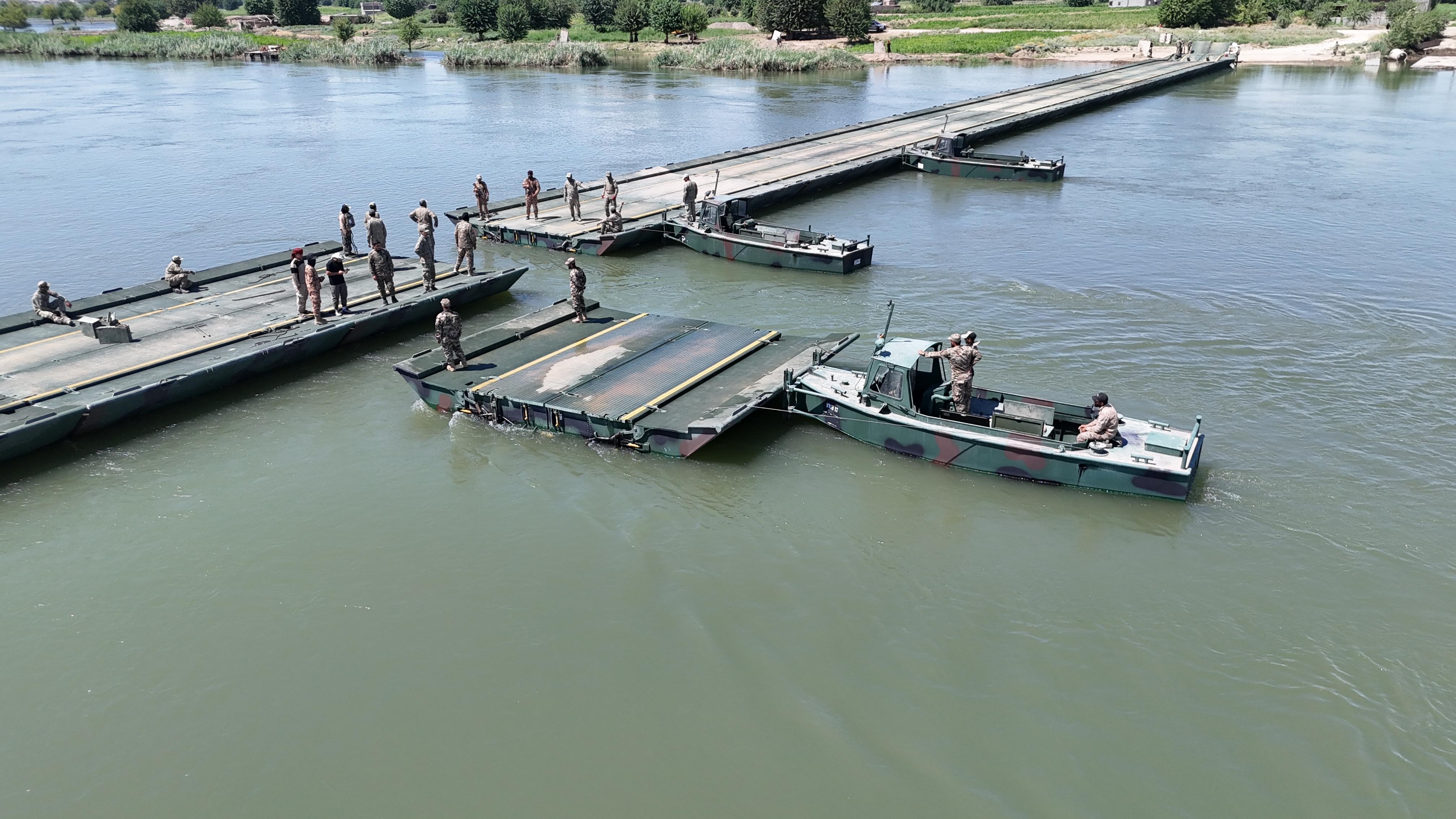 TSK ve Suriye Ordusundan bir kardeşlik köprüsü daha... Fırat Nehri'ne yeni geçiş