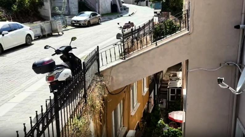 İstanbul'daki üstünden yol geçen 2 katlı 8 daireli bina gündem oldu!