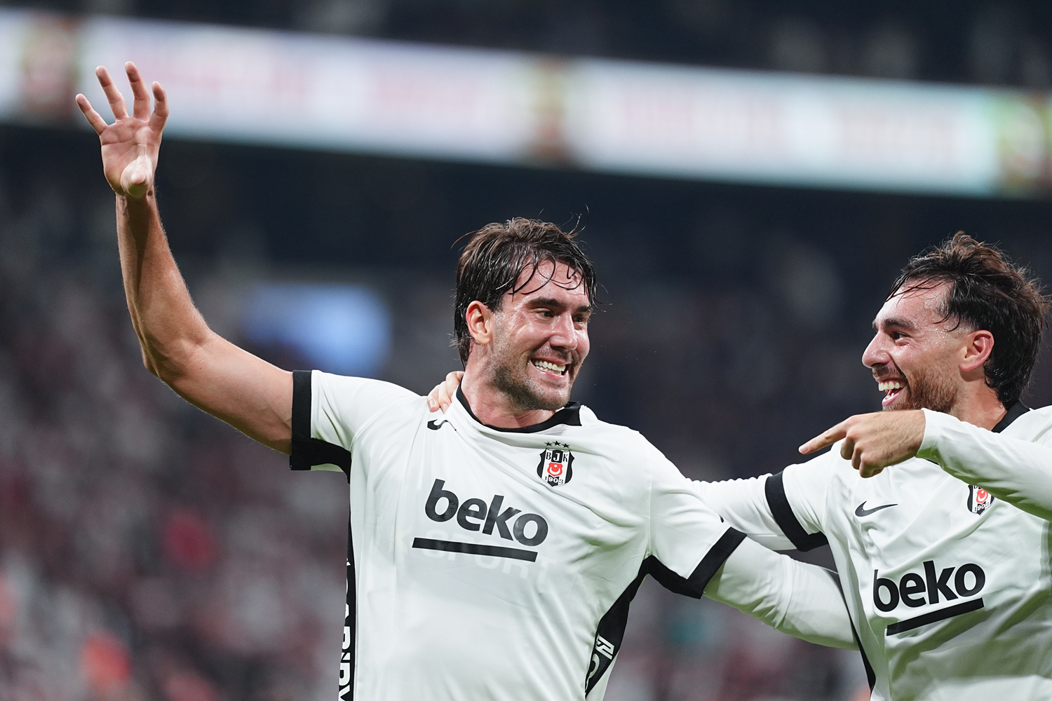 Beşiktaş fırtına estirdi! Dusan Vlahovic maça damga vurdu