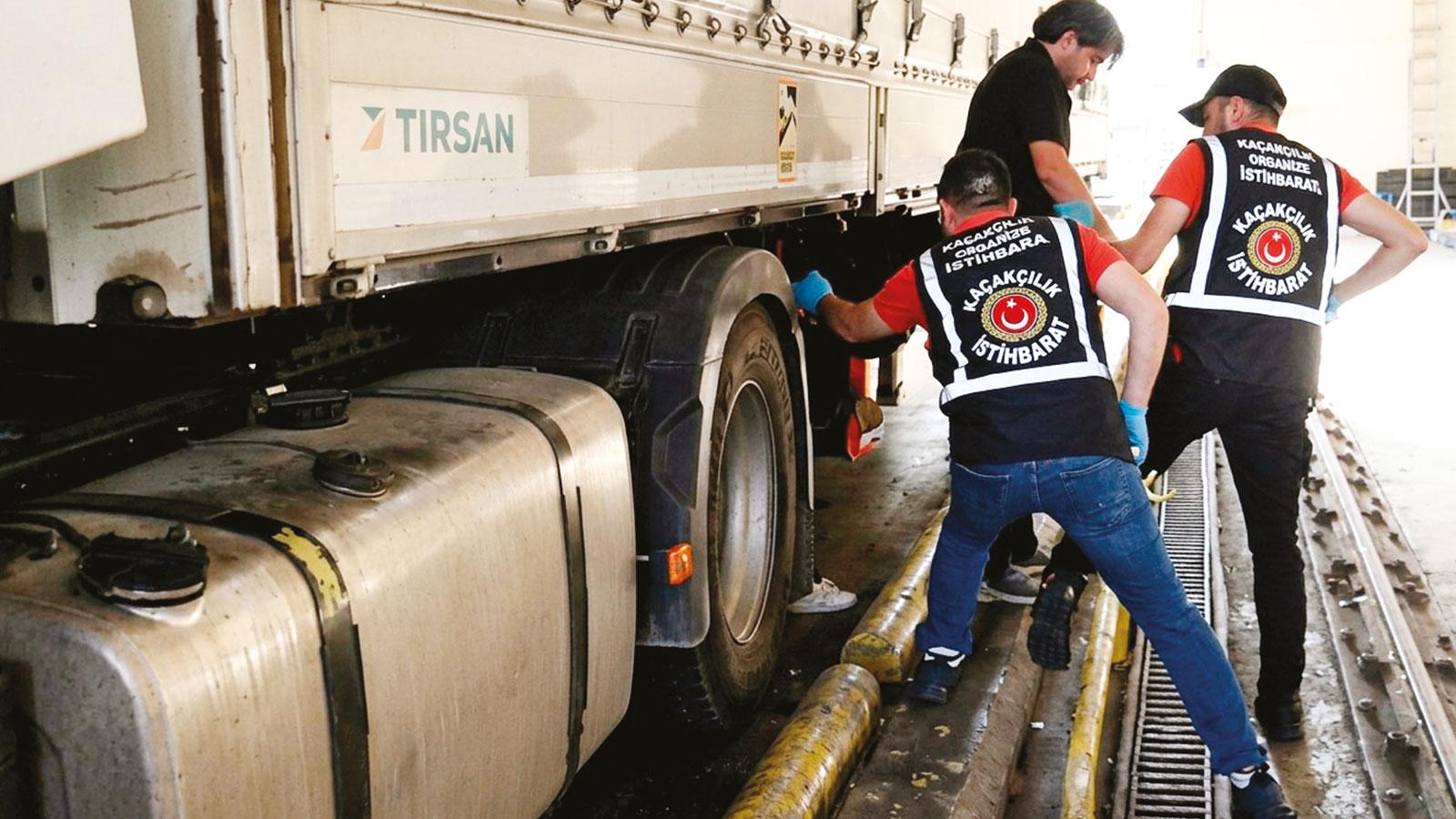 Fare gibi yakalandı! Tır altında yurtdışına kaçmaya çalıştı
