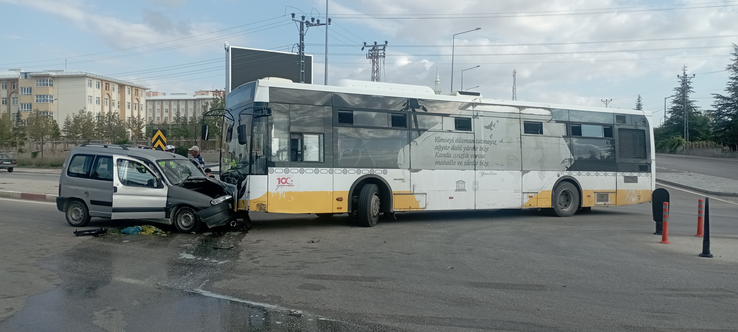Karamanda halk otobüsü ile hafif ticari araç çarpıştı: 5 yaralı
